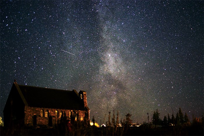 Еще в 60-х годах астроном Франк Бейтсон заметил, что вблизи озера Текапо в Новой Зеландии отчетливо виден Млечный путь и небо почти кажду ночь усеяно миллионами звезд. В 1965 году на горе Джон была построена обсерватория, а звезды стали одной главных местных достопримечательностей. Чтобы защитить место от светового загрязнения, свет городских фонарей направлен строго вниз и уличное освещение выключается раньше.